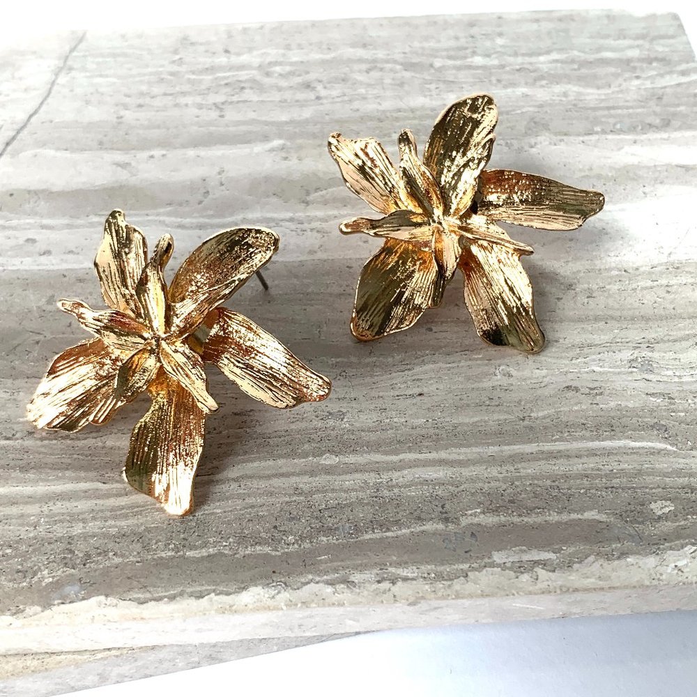 New~ Anthropologie Petite Gold Flower Earrings